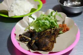 Bebek goreng sambal dan lalapan bila anda ke madura dan penggemar nasi bebek tidak ada salahnya mencoba makan nasi bebek di warung nasi cara membuat bebek goreng spesial. 10 Rekomendasi Nasi Bebek Enak Di Blitar Info Blitar