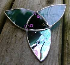 Gothic Glass Studio On Twitter Excited To Share The Latest Addition To My Etsy Shop Stainedglass Celticknot Trinity Triplespiral Triskele Triquetra Wicca Pagan Yule Solstice Irish Https T Co 1k7fgflzz6 Https T Co 6f1mk5hv9s Leaded stained glass panel with triquetra hangers. twitter