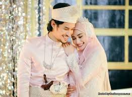 Di usianya yang masih terbilang belia, emma sudah banyak bermain di sinetron dan film layar lebar. 5 Artis Malaysia Yang Berkahwin Pada Usia Muda Sentiasa Panas