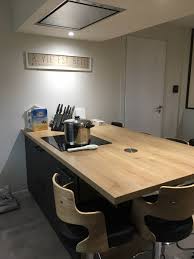 Cuisine noir et bois avec ilot et mur d'armoires. Cuisine Noire Et Bois Avec Ilot A Lyon Cuisiniste Haut De Gamme A Lyon Amenagement Cuisine Contemporaine Schott Cuisines