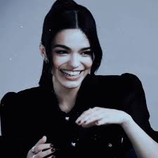 Mis princesas favoritas <3 they didn’t deserve the hate they received, and  it’s so sad how some Halle fans took the Rachel hate train as an  opportunity to hype Halle went she went through a lot of ...