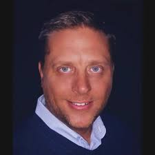 停止看。 Pierce Brosnan 現在可以打詹姆斯邦德