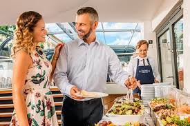 La distanza di un metro varrà anche nelle strutture ricettive come gli hotel per quanto riguarda l'utilizzo degli spazi comuni, sale colazioni e ristoranti compresi. Tour A Piedi Della Citta Vecchia Di Praga Con Pranzo A Buffet Su Una Barca 2021