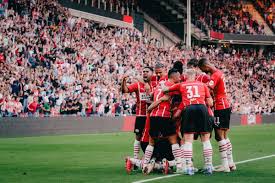 Il philips sport vereniging (nederlandese unione sportiva philips), meglio noto come psv eindhoven, o più semplicemente come psv, è una società polisportiva olandese con sede nella città di eindhoven, nota principalmente per la sua sezione calcistica, che milita nella eredivisie, la massima divisione del campionato olandese. Psv International Psveindhoven Twitter