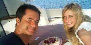 Babası ergün müteahhitlik işiyle uğraşıyordu. Acun Ilicali Dan Kizinin Annesine Buyuk Hediye Tg Mobile