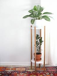 Blumenstander Selber Bauen Diy Blumenregal Zwei Runde Marmor Platten Eckige Holzstaebe Pflanzenstander Diy Deko Ideen Diy Blumenstander