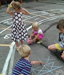 Din cele mai vechi timpuri, omul a ncercat s gseasc diferite modaliti de petrecere a timpului liber. 25 De Jocuri Care Ne Amintesc De Copilarie Feminis Ro Inspiratie Zi De Zi