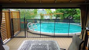 Cloture Securitaire Pour Patio Et Piscine Hors Terre Installation D Une Cloture De Piscine Sur Patio Pool Fence Backyard Pool Landscaping Swimming Pool House