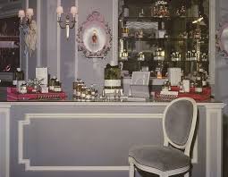 Ce Que L On Retient Du Livre De Christian Dior Et La Decoration Interieure Elle Decoration Design D Interieur Boutique Boutique De Decoration Decoration Interieure