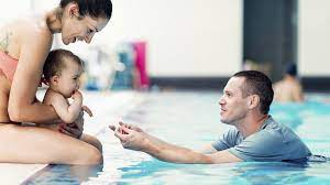 Vom sicheren schwimmen kann hier keine rede sein. Schwimmen Mit Dem Baby Babycenter
