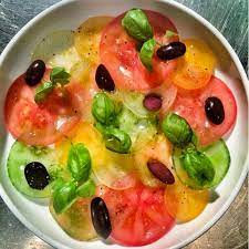 Passez les rideaux de l'entrée, pénétrez dans ce … lire la suite → Actu Culture Gastronomie Salade Tomate Alimentation