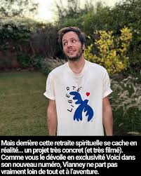 🌲 THÔNG TIN TẠI ĐÂY – Vianney ở một mình giữa thiên nhiên? Không hẳn vậy… Vài tuần trước, nam ca sĩ 34 tuổi đã thông báo rằng anh đang tự cách ly trong một cabin, cách xa