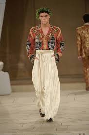 Dolce Gabbana Alta Moda Sartoria Fall Winter 2019 20 Dolce Gabbana Alta Sartoria Autumn Winter 2019 Couture 1000 In 2020 High Fashion Men Androgynous Fashion Fashion