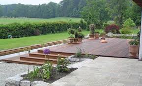Terasse Aus Holz Und Stein Jpg 594 360 Gartengestaltung Terrassenbelag Terrasse Holz