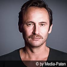 Im ersten teil unseres interviews mit synchronsprecher michael deffert verrät er uns etwas über die komplexität des synchronschauspiels, seine liebsten rollen und seine erfahrungen mit gandía aus. Synchronsprecher Von Raphael Sbarge Buchen Media Paten Com