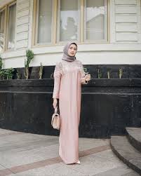 Namun ada baiknya saat memutuskan menggunakan gamis sebagai busana untuk pergi ke pesta atau kondangan, tidak hanya mengikuti tren saja tetapi karena mengamalkan anjuran agama. 10 Ide Dress Kondangan Berbahan Satin Mewah Bisa Dibuat Minim Budget