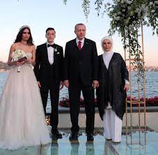 Turkey's president recep tayyip erdogan was in the wedding party as arsenal midfielder mesut ozil tied the knot in istanbul on. Mesut Ozil Vom Buhmann Der Turken Zu Erdogans Wichtigster Werbefigur Welt