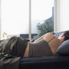 Quand il se programme pour dormir, l'organisme diminue sa température interne. Les Positions Du Kama Sommeil Pour Bien Dormir Seul Ou A Deux Marie Claire