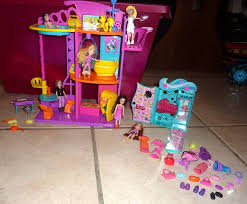 There are four sets and each one has a different polly pocket doll and scene; Polly Pocket Haus Mit 6 Figuren Kaufen Auf Ricardo