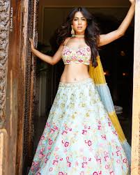From mira rajput to navya naveli, bollywood celebs spotted across the town updated : Shahid Kapoor S Wife Mira Rajput Shows How To Make Simple Outfit Chic With Gold Jewellery