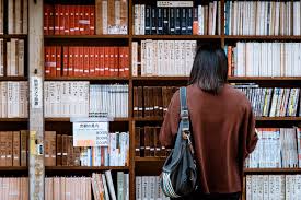 Auxiliar de Biblioteca-imagen de persona en biblioteca