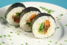 Futo Maki Sushi Gefullt Mit Mohre Zuckererbsen Shitake Ruhr Tofu Und Flaschenkurbis Veganes Sushi Sushi Sushi Rollen