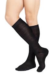Puoi scegliere tra quelle a coste monocolore e bicolore, le calze a pois, e a rombi. Calza U Lunga Calza Lunga Uomo In Filo Di Scozia Nero Pompea Pompea Official Website Shop Online
