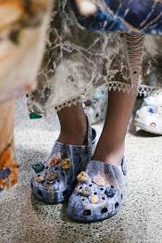 They Tried To Put Me On The Cover Of Vogue But My Legs Were Too Long Meme Christopher Kane Sends Models Down Runway In Crocs Crocs Fashion Trending Shoes Christopher Kane Crocs