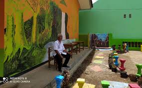 Meskipun rumit, desain dinding tiga dimensi tentunya lebih unik dan lebih berbeda dengan desain atau kamar lainnya di dalam rumah. Lukisan Dinding Sekolah Fityan Steem Goldvoice Club