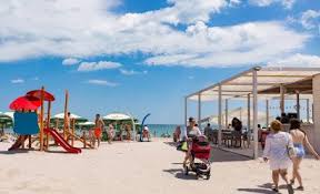 Pranz in regim bufet suedez, bauturi. Turism Individual Chromatic Travel