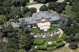 10 Incredible Mansions Of The Rich And Famous Interesticle Celebrity Houses Mansions Oprah Winfrey House