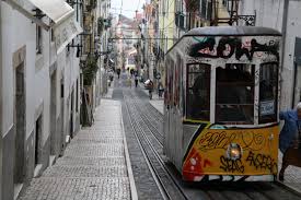 In de loop der jaren nam het aantal lijnen toe tot 27. Trams En Liften In Een Hijsbakkie De Stad Door We Heart Lisbon