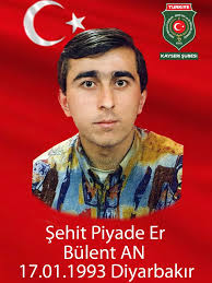 Dernek üyemiz Gazi Abdullah Sönmez'i tedavi gördüğü hastanede ziyaret  ederek geçmiş olsun dileklerimizi ilettik. Değerli Gazimize Derneğimizin  yaptırmış olduğu plaketi de hastanede takdim ettik. Gazimize Allah dan acil  şifalar dileriz. Rabbim birliğimizi,