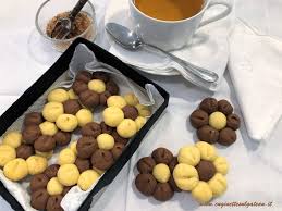 Ho passato qualche settimana di pigrizia… succede, anche se il più delle volte che ero a casa (e potevo cucinare) tra una pioggia e l'altra sono andata al mare. Fiori Di Biscotto Cuginette Sul Gateau