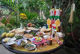 Bên cạnh quan niệm cúng giao thừa ngoài trời, trong khoảnh khắc giao thừa con cháu sẽ đứng trước bàn thờ gia tiên để cầu khấn một năm mới có một sức khỏe dồi dào, vạn sự may mắn và sự nghiệp phát triển. Bai VÄƒn Kháº¥n Va Lá»… Váº­t Cung Lá»… Táº¥t Nien Cuá»'i NÄƒm