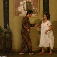 Kung fu hustle is a 2005 film about two hapless conmen on the streets of 1940s shanghai who pretend to be the members of the ruthless axe gang. Kung Fu Hustle 2004 Rotten Tomatoes