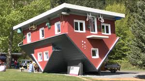 Im kleinen ort terfens befindet sich unweit des planetenlehrpfads ein haus der besonderen art. Haus Steht Kopf In Affoldern Am Edersee Am 16 4 2014 Von Tubehorst1 Youtube