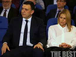 Την είδηση ότι η τζένη μπαλατσινού είναι έγκυος κοινοποίησε ο ίδιος ο πατέρας, βασίλης κικίλιας. Sthn Pita Ths Node Axaias O Kikilias Sto Plai Toy Panta H Tzenh Mpalatsinoy Fwto
