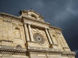 Cathedrale Saint Etienne Chalons En Champagne The 17th Century Baroque Facade Added To The Gothic M Chalons En Champagne Cathedrale Architecture Religieuse