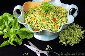 Jeg har mange favoritter, men det er den tabouleh inspirerede salat, som jeg har lavet flest gange den sidste måneds tid, hvor jeg er blevet ret helt vild med couscous og i særdeleshed vild med den skønne, skønne dressing, som forskønner. Israeli Couscous Salad With Tomatoes And Herb Pesto