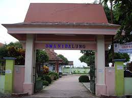 Dalam rangka menjalin persaudaraan antar sesama pendidik dan tenaga kependidikan di wilayah kabupaten jember sman balung dan sman ambulu mengadakan gowes bareng ke pantai cemara puger. Photo Sman Balung