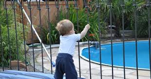 Ein Kindersicherer Pool Mit Dem Zaun Einzelne Stabe Zum Stecken Light 125 Roh Das Kind Kann Dank Des Zaunes Nicht In Den Pool Gela Pool Zaun Pool Zaun Ideen