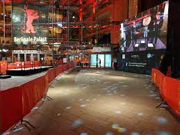 File:Berlinale-Palast am 13 Februar 2022 während der Übertragung des  Gesprächs zu Der Passfälscher mit Knut Elstermann C.jpg - Wikimedia Commons