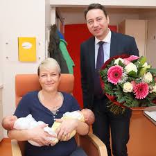 View the daily youtube analytics of manfred haimbuchner and track progress charts, view future predictions, related channels, and track realtime live sub counts. Land Oberosterreich Familienreferent Lh Stv Haimbuchner Freut Sich Uber Den Ungebrochenen Babyboom In Oberosterreich