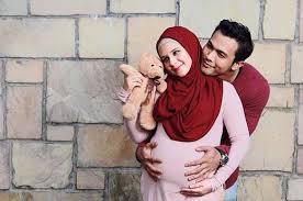 Ramai mengandaikan, bila suap suami atau isteri di khalayak ramai, itu romantik. Suami Romantik Adalah Suami Yang Simpan Gambar Anak Dan Isteri Dalam Wallet Pesona Pengantin
