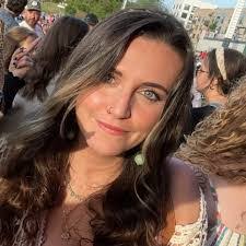 Miranda Farrell's Instagram, Twitter & Facebook