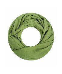 Bindet man sich den schlauchschal mit einer zweiten umdrehung um den hals, dann tragen sie ihn wie einen rollkragen oder eng anliegenden schal zum wärmen. Loop Schal Binden 6 Schone Arten Einen Schlauchschal Zu Tragen