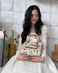 Jisoo first caught the attention of dior through their cosmetics brand, dior beauty. Blackpink S Jisoo Becomes Dior S New Global Brand Ambassador Fib