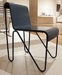 Les morceaux de bois sont liés entre eux par des chevilles dans des trous percés au préalable. Chaise Rouge Et Bleue Wikipedia