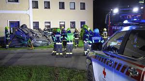 Gegen parkendes Auto geprallt und überschlagen: Alkolenker (17) in Heiligenberg verletzt